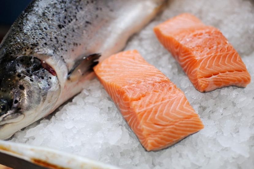 Cá hồi chứa lượng omega-3 dồi dào, giúp giảm nguy cơ mắc bệnh tim và làm giảm viêm nhiễm. Cá hồi chứa lượng omega-3 dồi dào, giúp giảm nguy cơ mắc bệnh tim và làm giảm viêm nhiễm.
