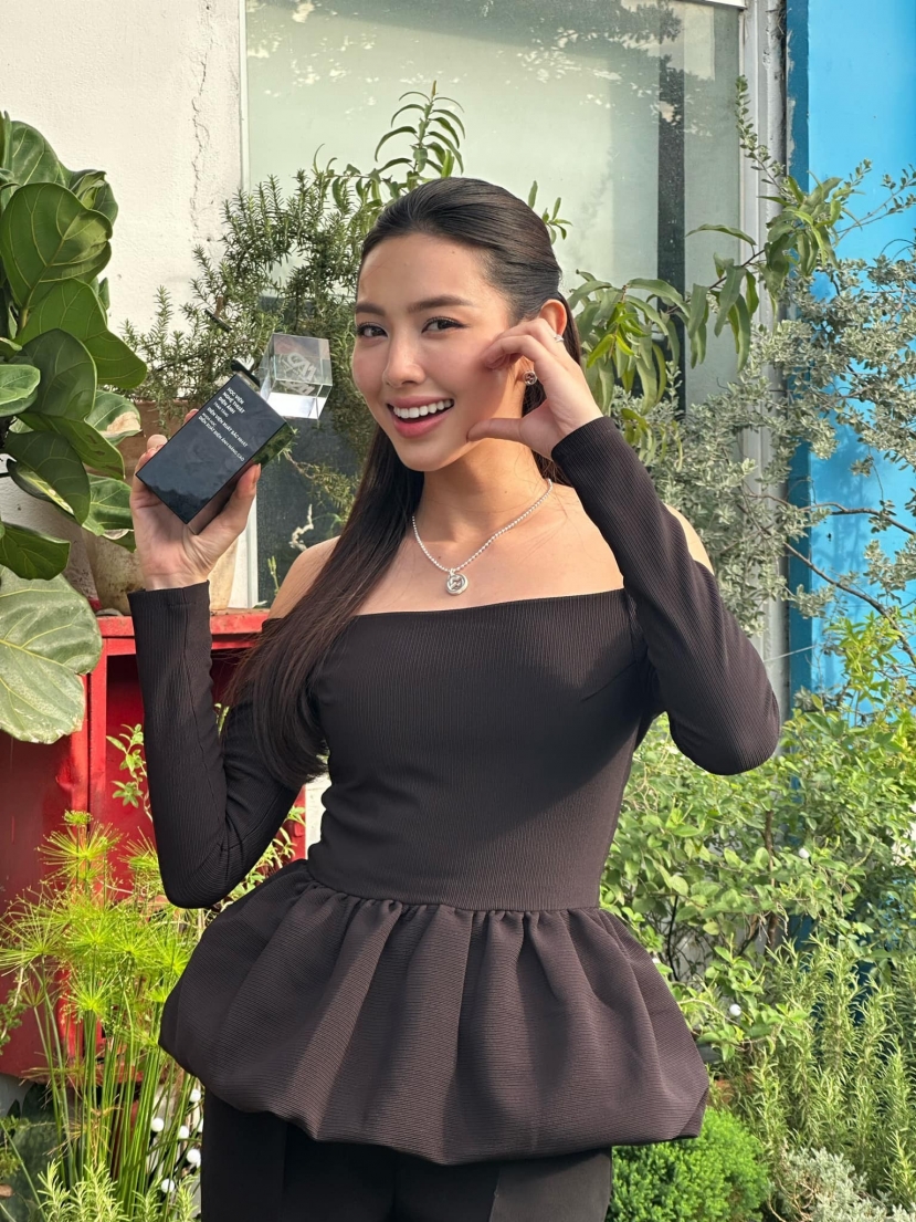 Thùy Tiên hạnh phúc khi dành giải thưởng Diễn viên xuất sắc nhất của khóa học Diễn xuất điện ảnh nâng cao Thùy Tiên hạnh phúc khi dành giải thưởng Diễn viên xuất sắc nhất của khóa học Diễn xuất điện ảnh nâng cao
