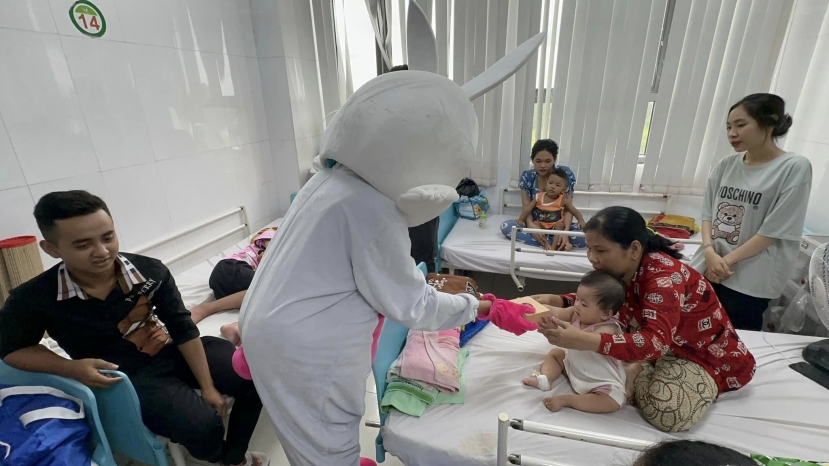 Thùy Tiên hóa thân thành thỏ trắng, giao lưu tặng quà cho các em nhỏ tại Bệnh viện Sản - Nhi Sóc Trăng Thùy Tiên hóa thân thành thỏ trắng, giao lưu tặng quà cho các em nhỏ tại Bệnh viện Sản - Nhi Sóc Trăng