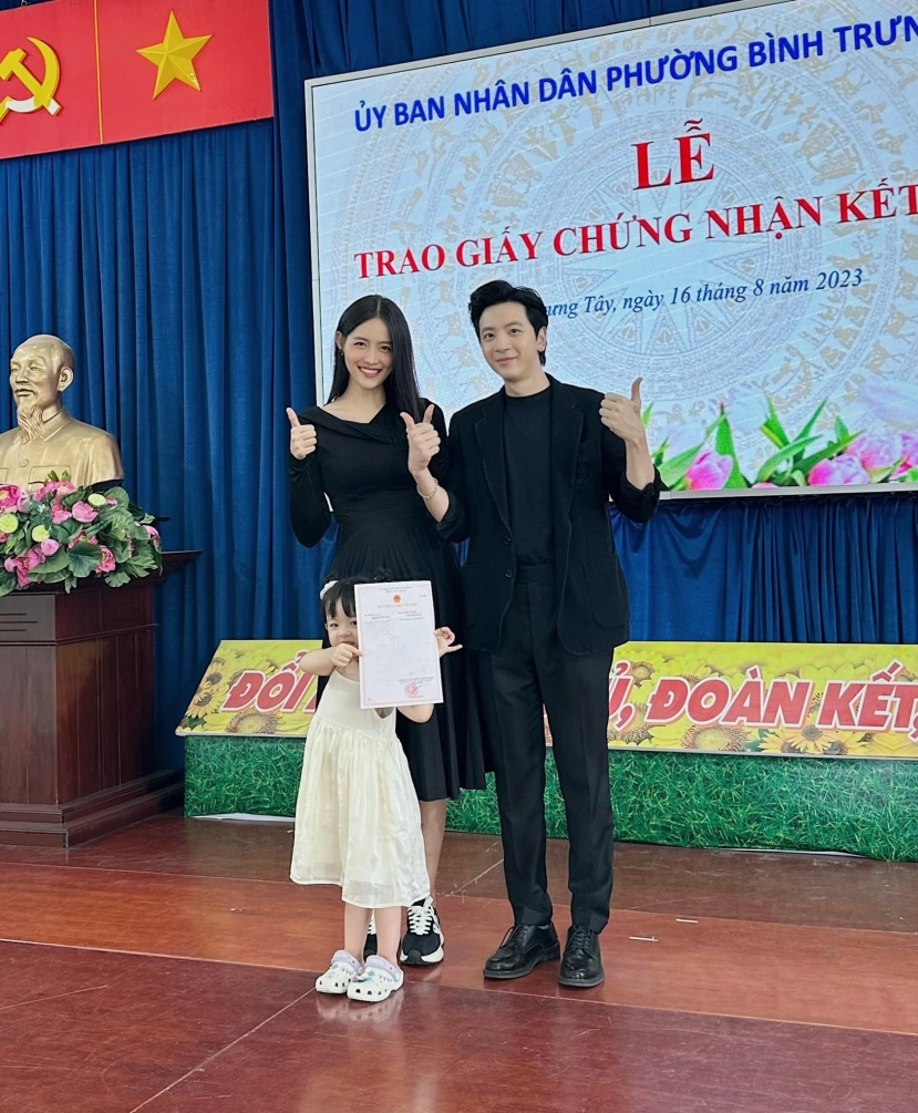 Trương Mỹ Nhân và Phí Ngọc Hưng nhận giấy chứng nhận kết hôn Trương Mỹ Nhân và Phí Ngọc Hưng nhận giấy chứng nhận kết hôn