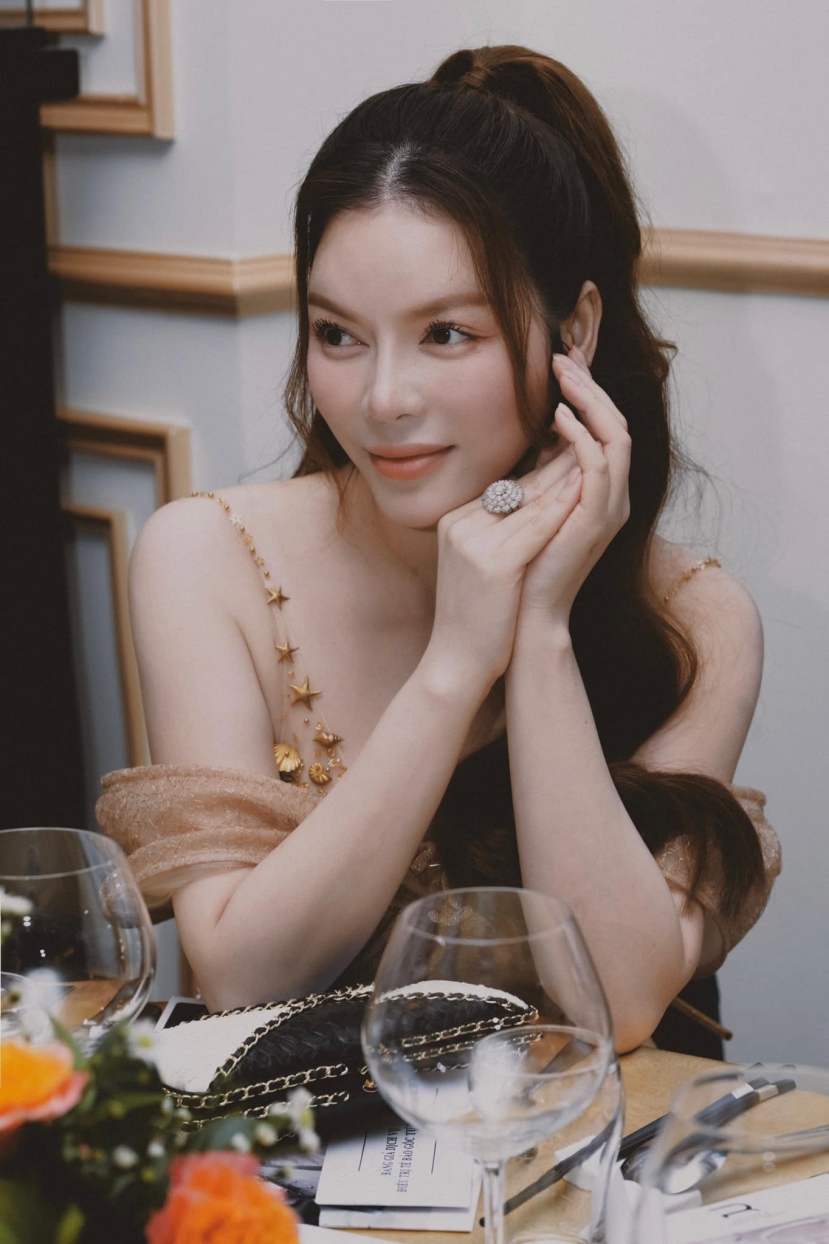 Lý Nhã Kỳ nhiều lần bị làm phiền Lý Nhã Kỳ nhiều lần bị làm phiền