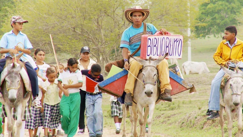 Người đàn ông tại Colombia sử dụng hai con lừa để vận chuyển hàng trăm cuốn sách Người đàn ông tại Colombia sử dụng hai con lừa để vận chuyển hàng trăm cuốn sách