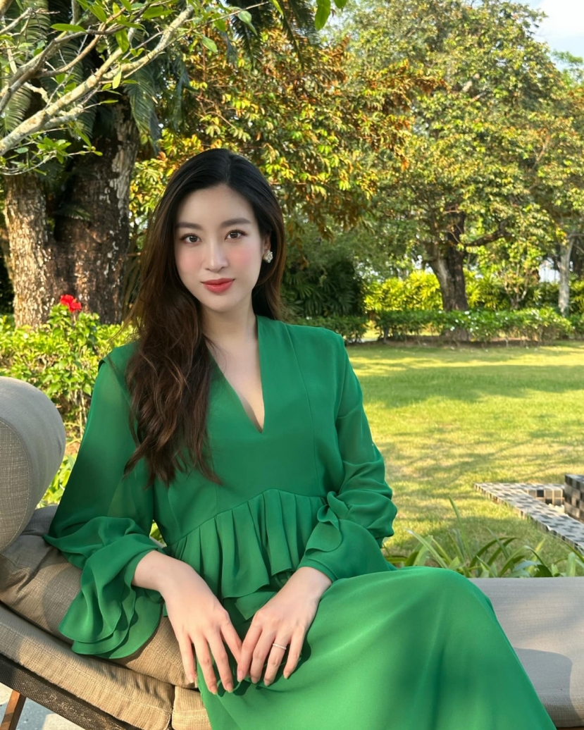 Khi vòng 2 to, nàng hậu chọn trang phục rộng để giấu bụng bầu Khi vòng 2 to, nàng hậu chọn trang phục rộng để giấu bụng bầu