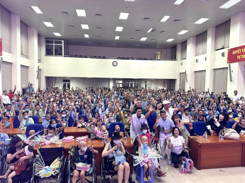 Đàm Vĩnh Hưng biểu diễn miễn phí ở Bệnh viện K3 Tân Triều – Hà Nội Đàm Vĩnh Hưng biểu diễn miễn phí ở Bệnh viện K3 Tân Triều – Hà Nội
