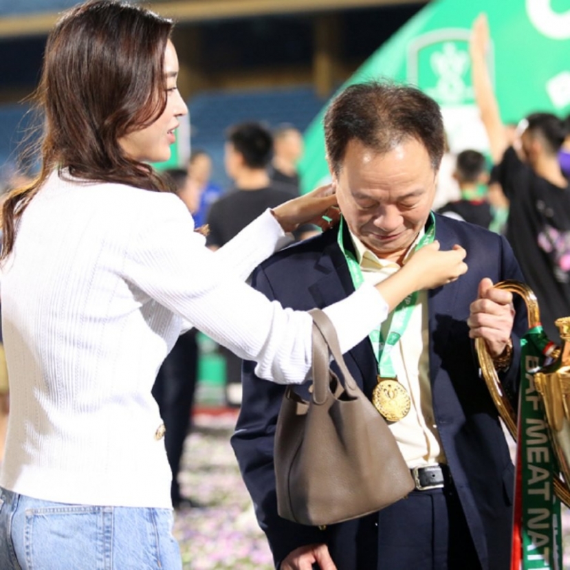 Đỗ Mỹ Linh lăng xê những mẫu túi đắt đỏ Đỗ Mỹ Linh lăng xê những mẫu túi đắt đỏ