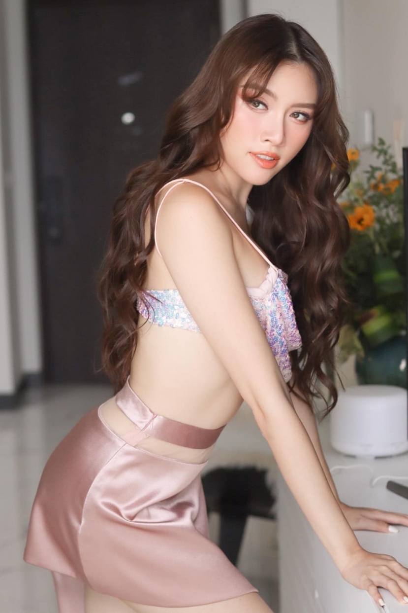 Thanh Thanh Huyền lấp ló vòng 1 với mẫu áo 'tí hon', độ bạo ngày càng tăng - Ảnh 2 Thanh Thanh Huyền lấp ló vòng 1 với mẫu áo 'tí hon', độ bạo ngày càng tăng - Ảnh 2