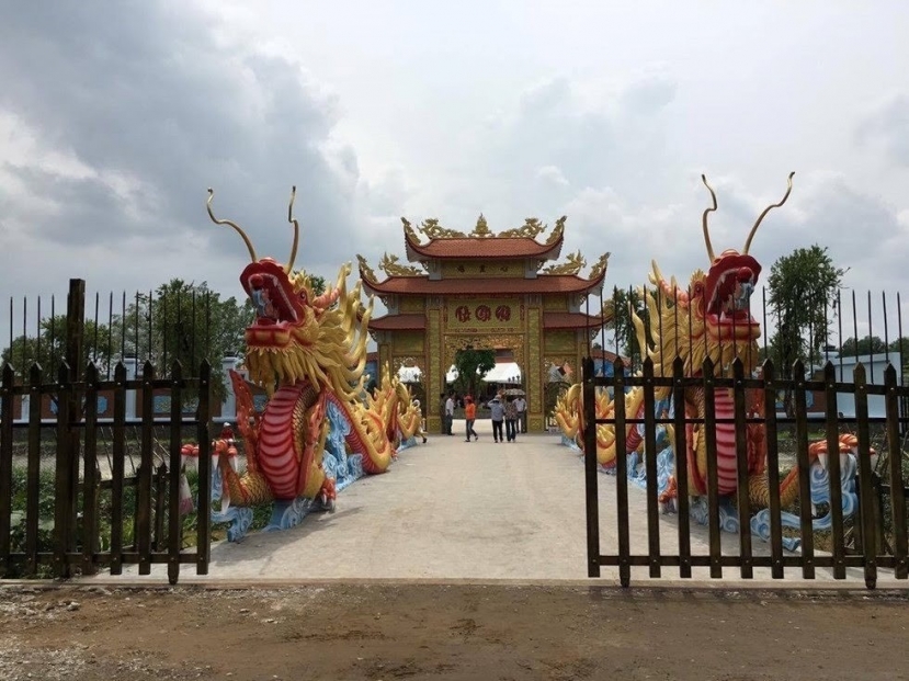 Quang cảnh bên ngoài nhà thờ Tổ do Hoài Linh xây dựng Quang cảnh bên ngoài nhà thờ Tổ do Hoài Linh xây dựng