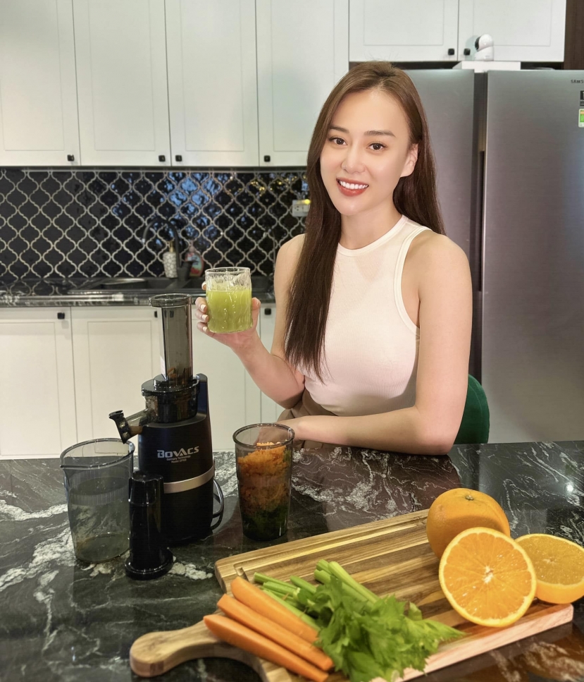 Phương Oanh chu toàn công việc nội trợ Phương Oanh chu toàn công việc nội trợ