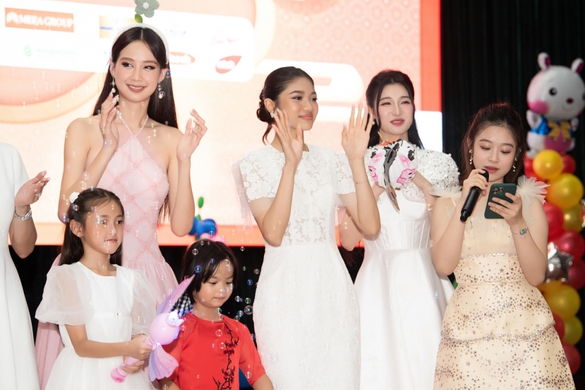 Minh Kiên cùng hội chị em tham gia trao quà cho các em nhỏ có hoàn cảnh khó khăn tại TP.HCM Minh Kiên cùng hội chị em tham gia trao quà cho các em nhỏ có hoàn cảnh khó khăn tại TP.HCM