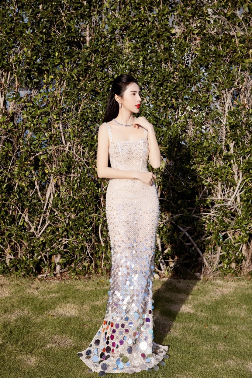 Tạo hình của Thủy Tiên khi tham gia show diễn của nhà thiết Đỗ Long Tạo hình của Thủy Tiên khi tham gia show diễn của nhà thiết Đỗ Long
