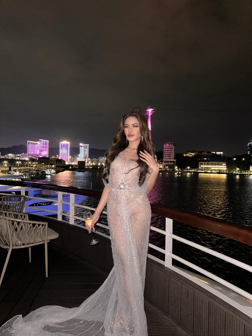 Aoom Thaweeporn gây sốt mạng xã hội với outfit hở bạo, 'mặc như không' khi thả dáng trên du thuyền Aoom Thaweeporn gây sốt mạng xã hội với outfit hở bạo, 'mặc như không' khi thả dáng trên du thuyền