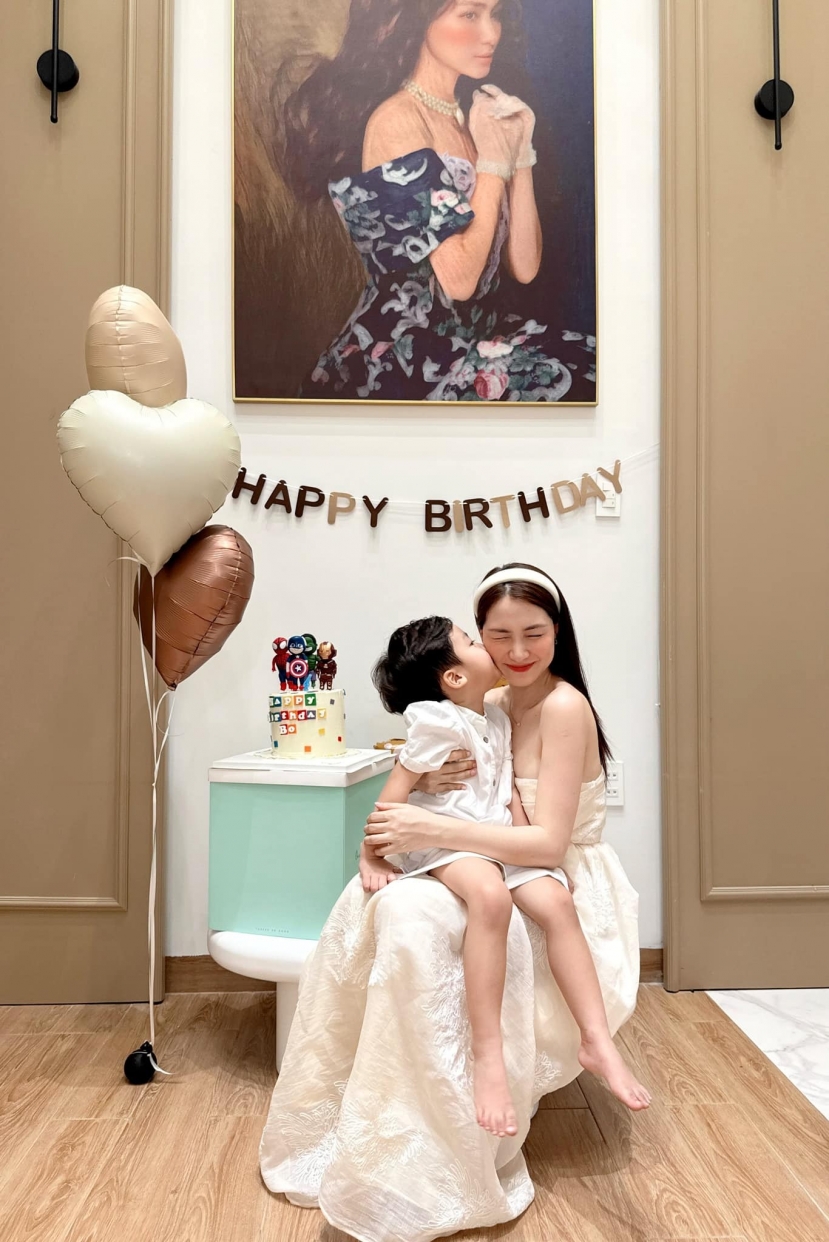 Hòa Minzy chia sẻ khoảnh khắc yên bình bên quý tử Hòa Minzy chia sẻ khoảnh khắc yên bình bên quý tử