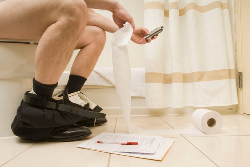 Không vừa đi vệ sinh vừa làm việc Không vừa đi vệ sinh vừa làm việc