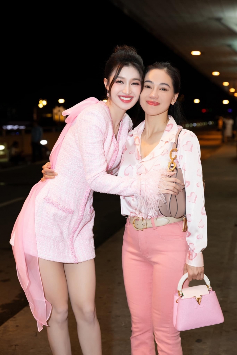 CHÙM ẢNH: Nhan sắc tựa búp bê sống của Phương Nhi ngày lên đường - Ảnh 1 CHÙM ẢNH: Nhan sắc tựa búp bê sống của Phương Nhi ngày lên đường - Ảnh 1