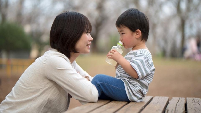Lúc nào em bé có thể hiểu được người lớn nói chuyện, trẻ nói nhiều có tốt, trẻ ít nói làm thế nào? - Ảnh 1 Lúc nào em bé có thể hiểu được người lớn nói chuyện, trẻ nói nhiều có tốt, trẻ ít nói làm thế nào? - Ảnh 1