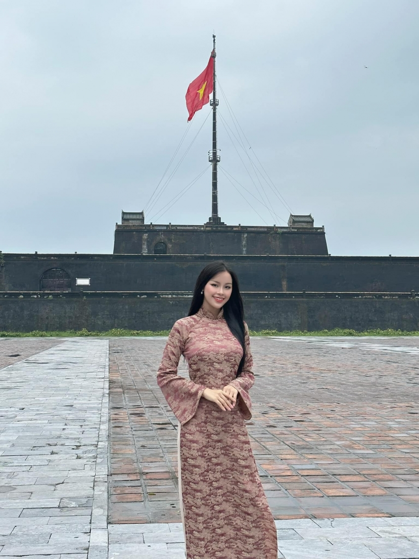 Đào Hiền nền nã trong trang phục truyền thống Đào Hiền nền nã trong trang phục truyền thống