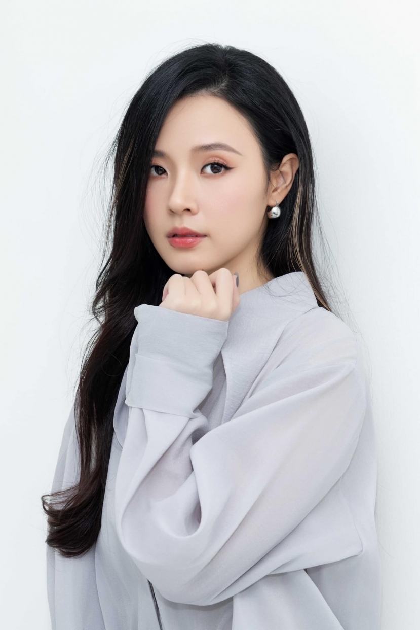 Midu đụng hàng Thùy Tiên - Hương Ly khi diện mẫu váy 'không thể ngắn hơn' - Ảnh 1 Midu đụng hàng Thùy Tiên - Hương Ly khi diện mẫu váy 'không thể ngắn hơn' - Ảnh 1