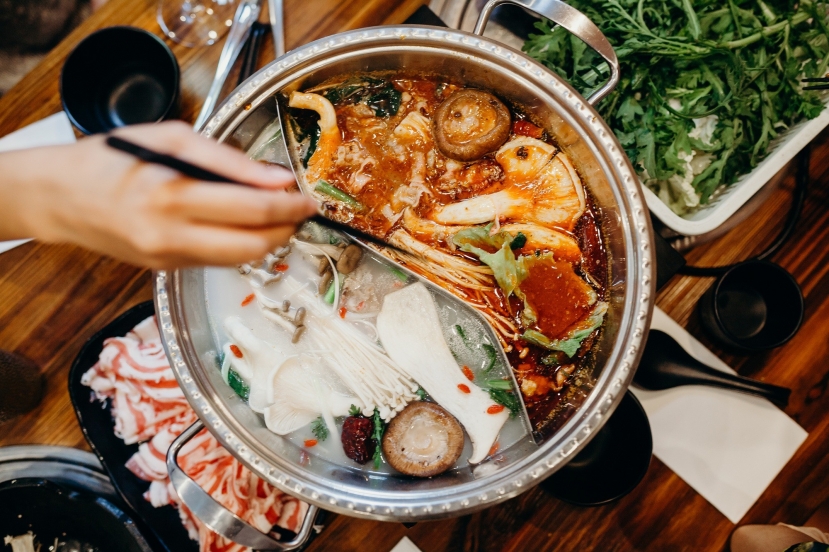 Sử dụng chung đũa khi ăn lẩu tập thể dễ lây bệnh Sử dụng chung đũa khi ăn lẩu tập thể dễ lây bệnh