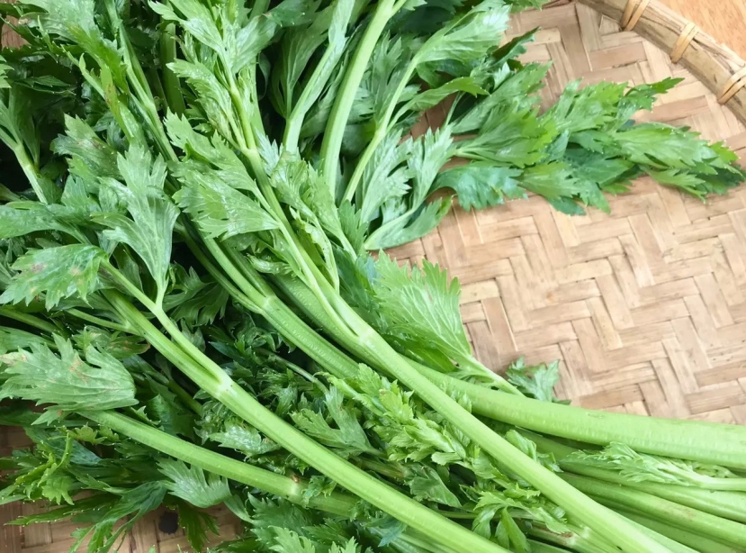 Nấu cần tây trong canh lâu dẫn đến mất mát nhiều dưỡng chất Nấu cần tây trong canh lâu dẫn đến mất mát nhiều dưỡng chất