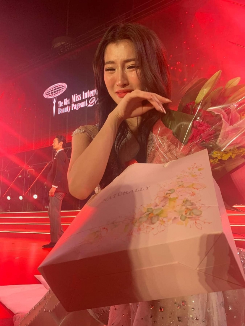 Phương Nhi khóc sướt mướt tại hậu trường sau khi dừng chân sớm Phương Nhi khóc sướt mướt tại hậu trường sau khi dừng chân sớm