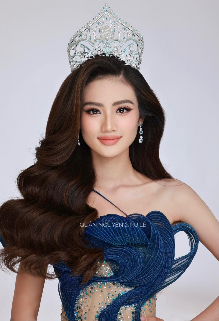 Trước đó, Ý Nhi gây ấn tượng với suối tóc đen dài, chắc khỏe Trước đó, Ý Nhi gây ấn tượng với suối tóc đen dài, chắc khỏe