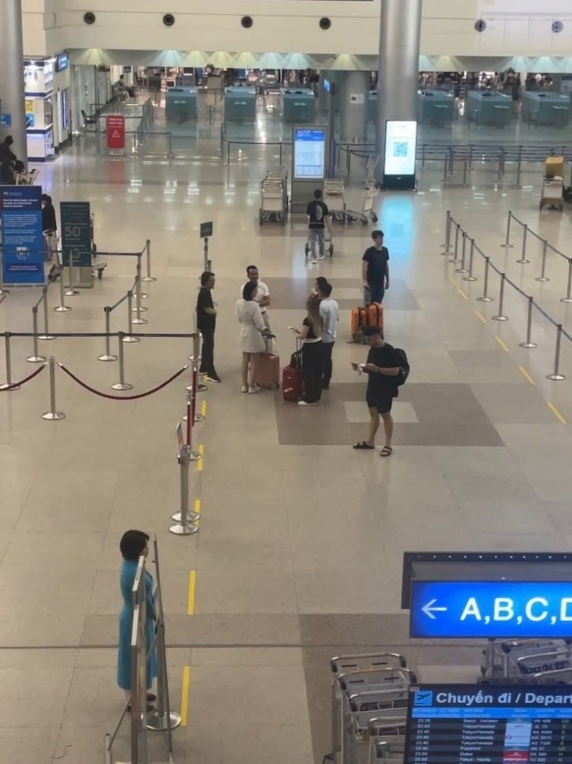 Ý Nhi xuất hiện tại sân bay Tân Sơn Nhất, cô đi du học Úc Ý Nhi xuất hiện tại sân bay Tân Sơn Nhất, cô đi du học Úc