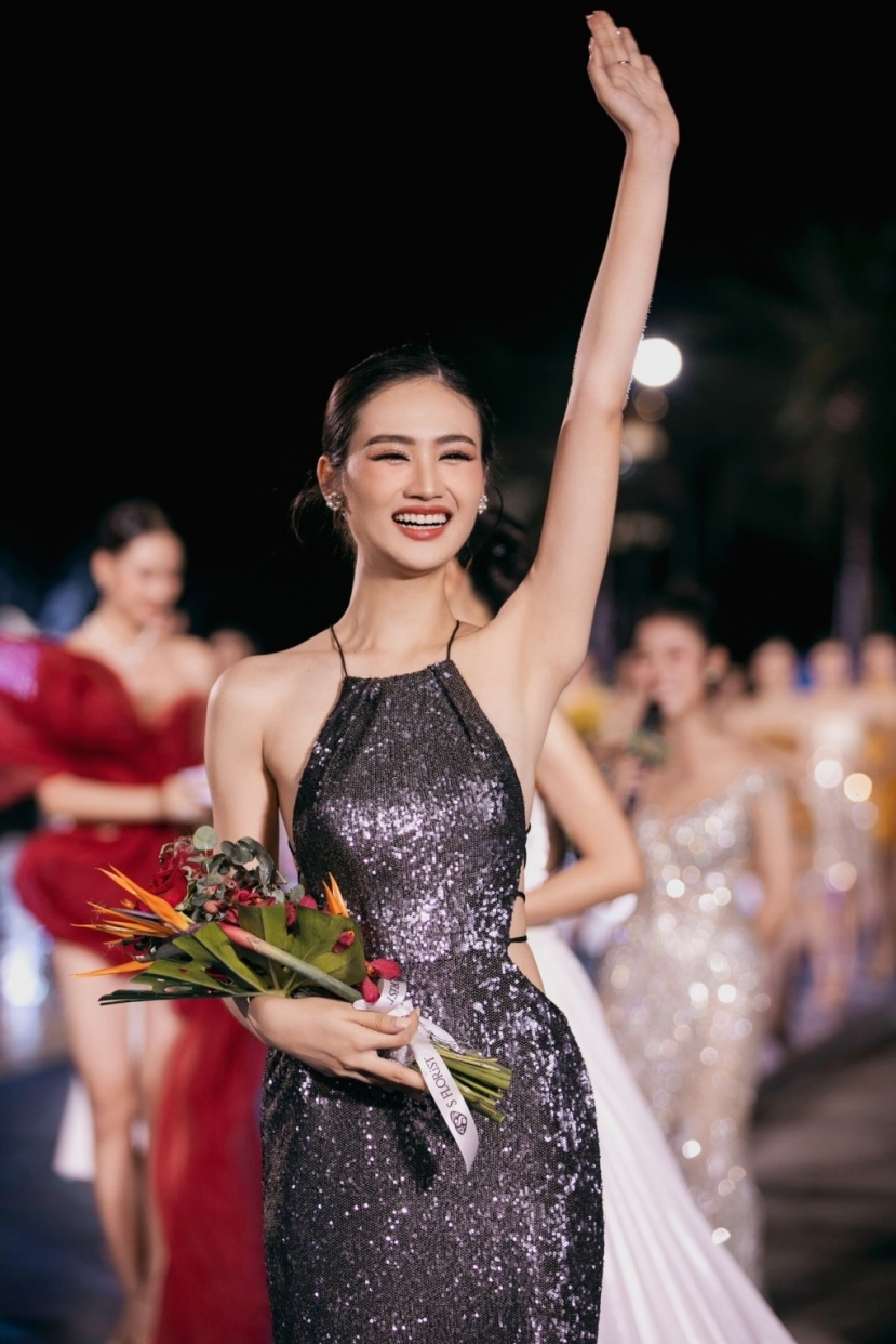 Nhiều nghi vấn cho rằng Ý Nhi đã hiến tóc của mình trước thềm đi du học Nhiều nghi vấn cho rằng Ý Nhi đã hiến tóc của mình trước thềm đi du học
