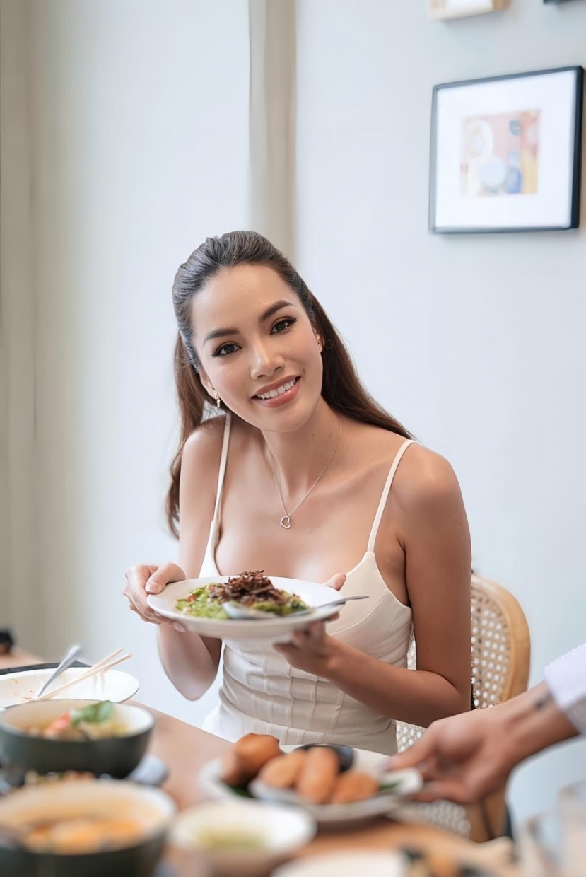 Lê Hoàng Phương đang ngày càng chiếm được cảm tình từ ông Nawat Lê Hoàng Phương đang ngày càng chiếm được cảm tình từ ông Nawat