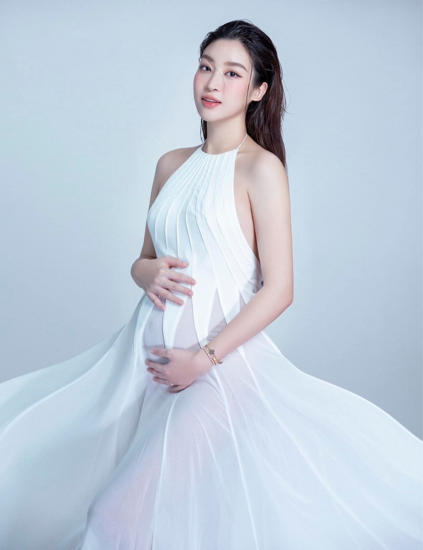 Đỗ Mỹ Linh rất hạnh phúc khi đón thêm thành viên mới, nhóc tì ngoan nên cuộc sống bỉm sữa của cô cũng thoải mái hơn Đỗ Mỹ Linh rất hạnh phúc khi đón thêm thành viên mới, nhóc tì ngoan nên cuộc sống bỉm sữa của cô cũng thoải mái hơn