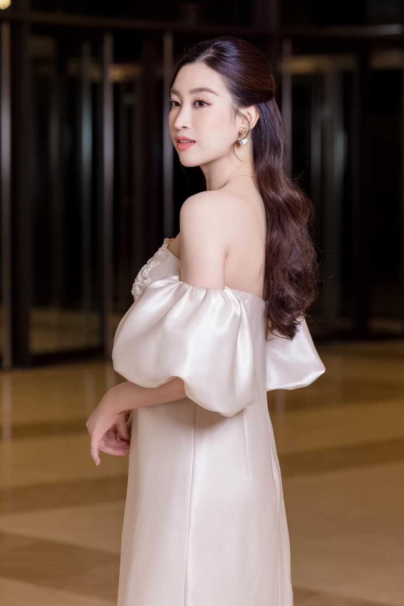 Đỗ Mỹ Linh từng bước quay trở lại công việc. sau khi sinh con gái đầu lòng Đỗ Mỹ Linh từng bước quay trở lại công việc. sau khi sinh con gái đầu lòng
