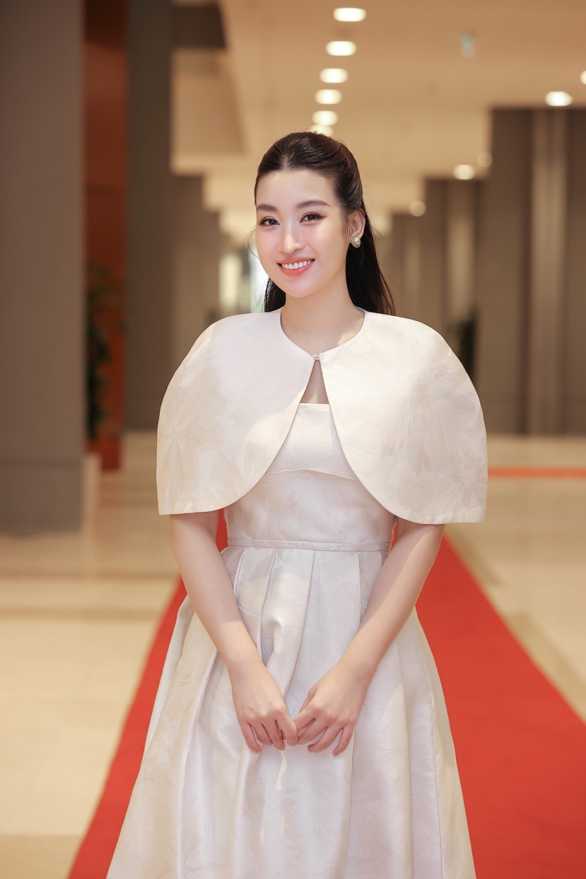 Nàng dâu hào môn gây thương nhớ bởi diện mạo nhẹ nhàng tại sự kiện mới đây Nàng dâu hào môn gây thương nhớ bởi diện mạo nhẹ nhàng tại sự kiện mới đây