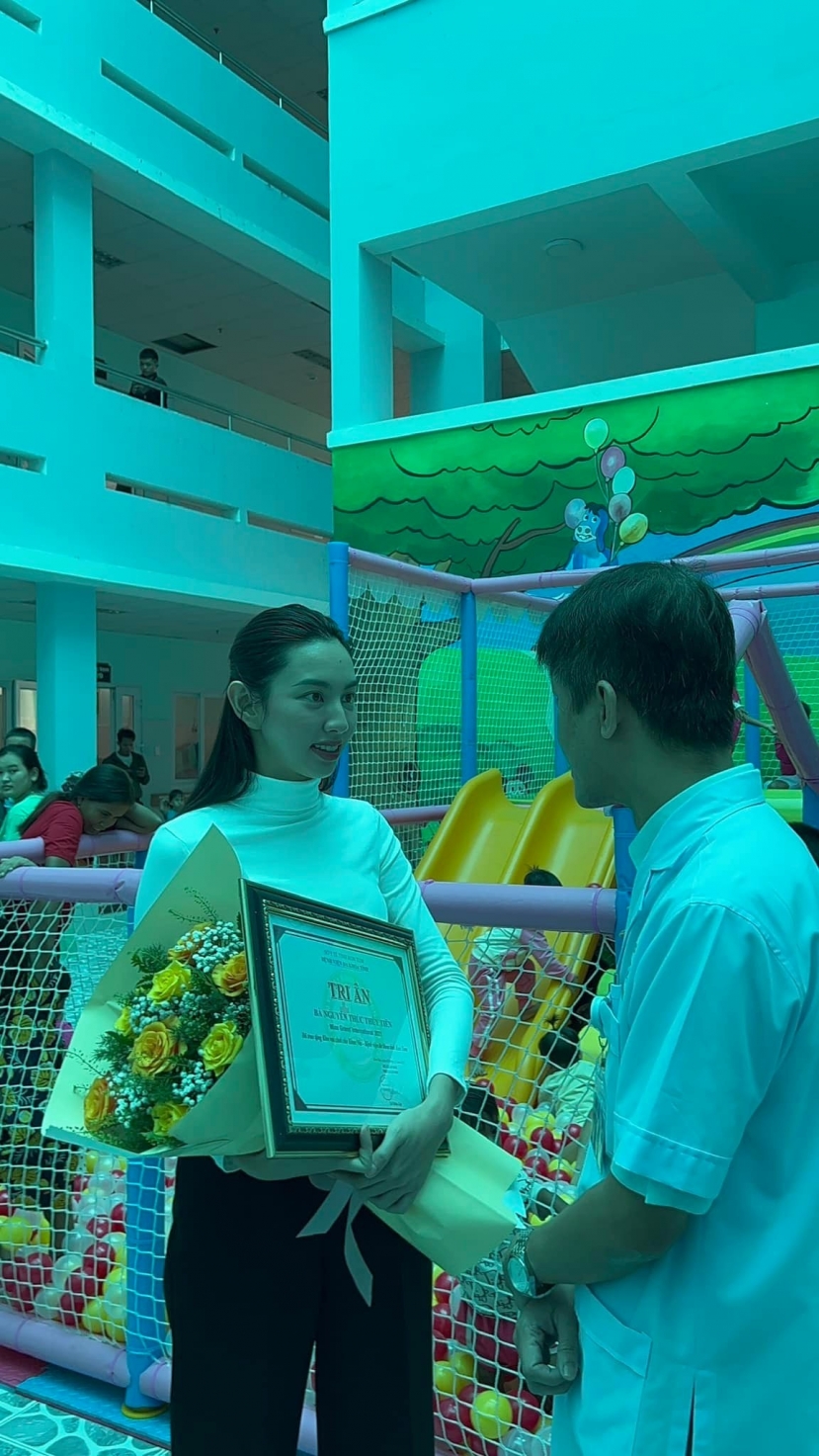 Thùy Tiên xây dựng khu vui chơi cho trẻ em tại các cơ sở bệnh viện Thùy Tiên xây dựng khu vui chơi cho trẻ em tại các cơ sở bệnh viện