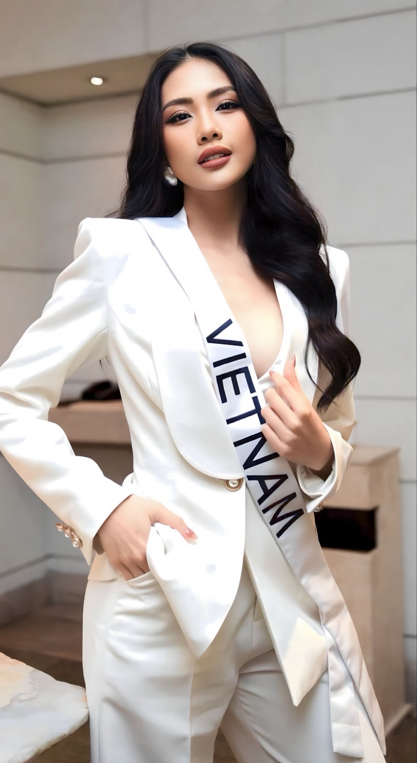 Bán kết Miss Universe 2023: Bùi Quỳnh Hoa 'tạo nét' có 1-0-2, chẳng kém Ngọc Châu năm nào - Ảnh 2 Bán kết Miss Universe 2023: Bùi Quỳnh Hoa 'tạo nét' có 1-0-2, chẳng kém Ngọc Châu năm nào - Ảnh 2