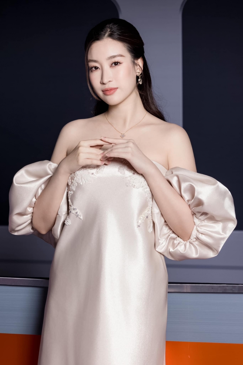 Nhan sắc nàng hậu ngày càng lên hương Nhan sắc nàng hậu ngày càng lên hương