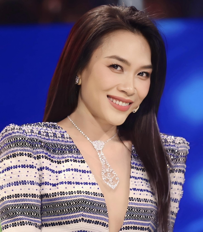 Bắt trọn Mỹ Tâm dự sự kiện, sắc vóc đời thường có kinh diễm như ảnh trên mạng? - Ảnh 1 Bắt trọn Mỹ Tâm dự sự kiện, sắc vóc đời thường có kinh diễm như ảnh trên mạng? - Ảnh 1