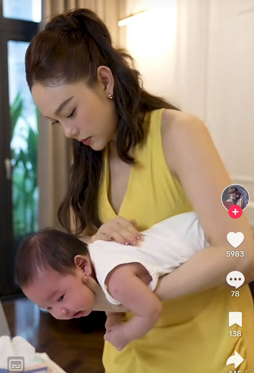 Minh Hằng thường xuyên cập nhật đời thường của một mẹ bỉm lên các nền tảng mạng xã hội Minh Hằng thường xuyên cập nhật đời thường của một mẹ bỉm lên các nền tảng mạng xã hội