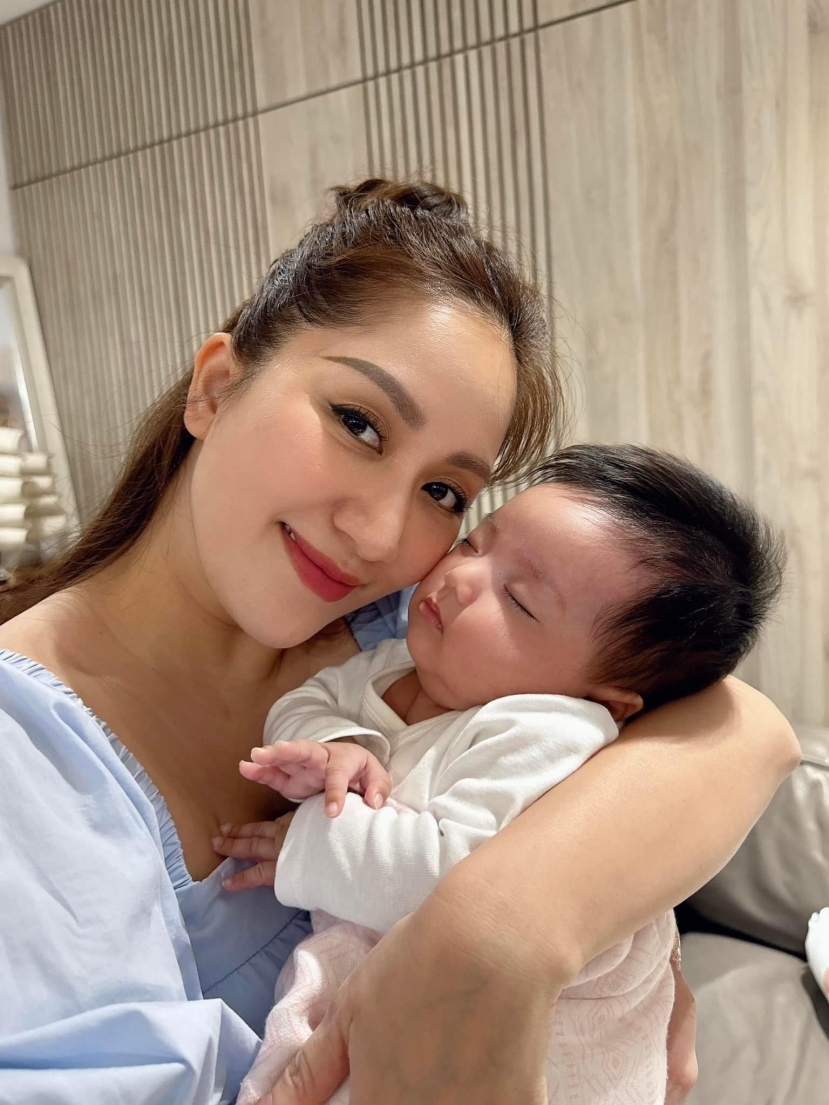 Phan Hiển chia sẻ hình ảnh vô cùng ngọt ngào của bà xã Khánh Thi và con gái út - Lisa Phan Hiển chia sẻ hình ảnh vô cùng ngọt ngào của bà xã Khánh Thi và con gái út - Lisa