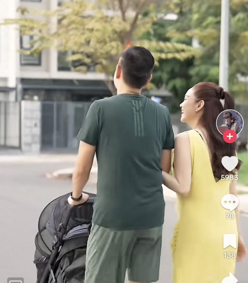 Minh Hằng hạnh phúc vì được ông đồng hành trong việc chăm sóc con đầu lòng Minh Hằng hạnh phúc vì được ông đồng hành trong việc chăm sóc con đầu lòng