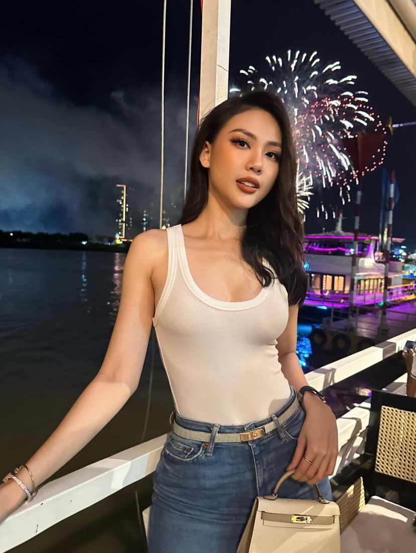 Bùi Quỳnh Hoa về nước trong lặng lẽ khiến netizen khó hiểu Bùi Quỳnh Hoa về nước trong lặng lẽ khiến netizen khó hiểu