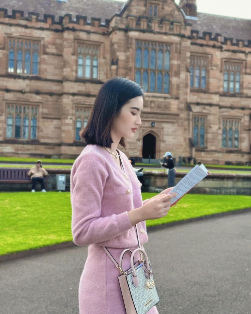 Ý Nhi chọn phong cách nữ tính đến trường Ý Nhi chọn phong cách nữ tính đến trường