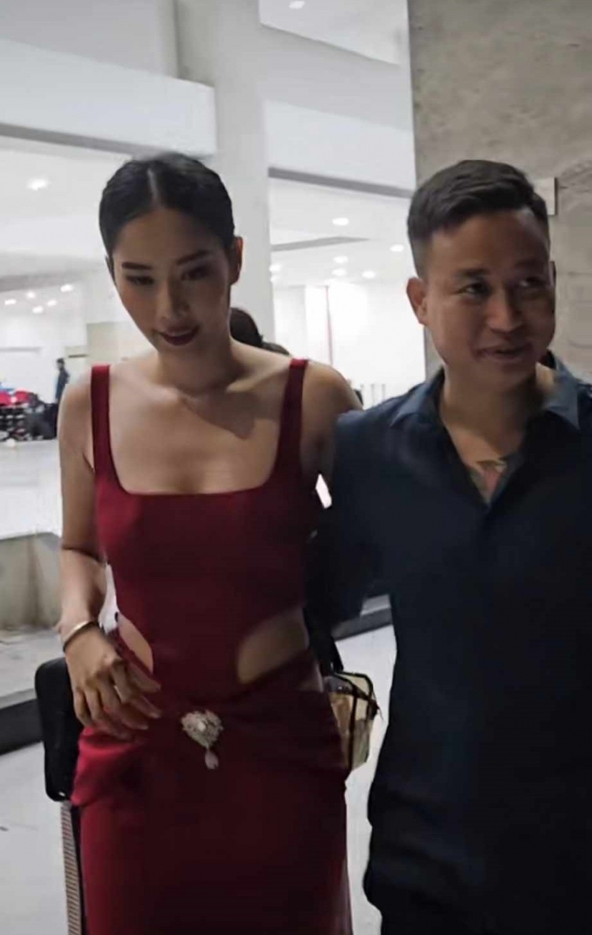 Nam Em cùng chồng sắp cưới lộ diện chốn đông người, dính nhau như sam sau loạt ầm ĩ Nam Em cùng chồng sắp cưới lộ diện chốn đông người, dính nhau như sam sau loạt ầm ĩ