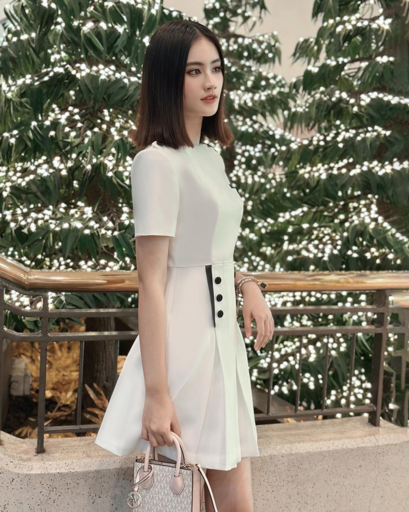 Hình ảnh mới nhất của Ý Nhi tại xứ người Hình ảnh mới nhất của Ý Nhi tại xứ người