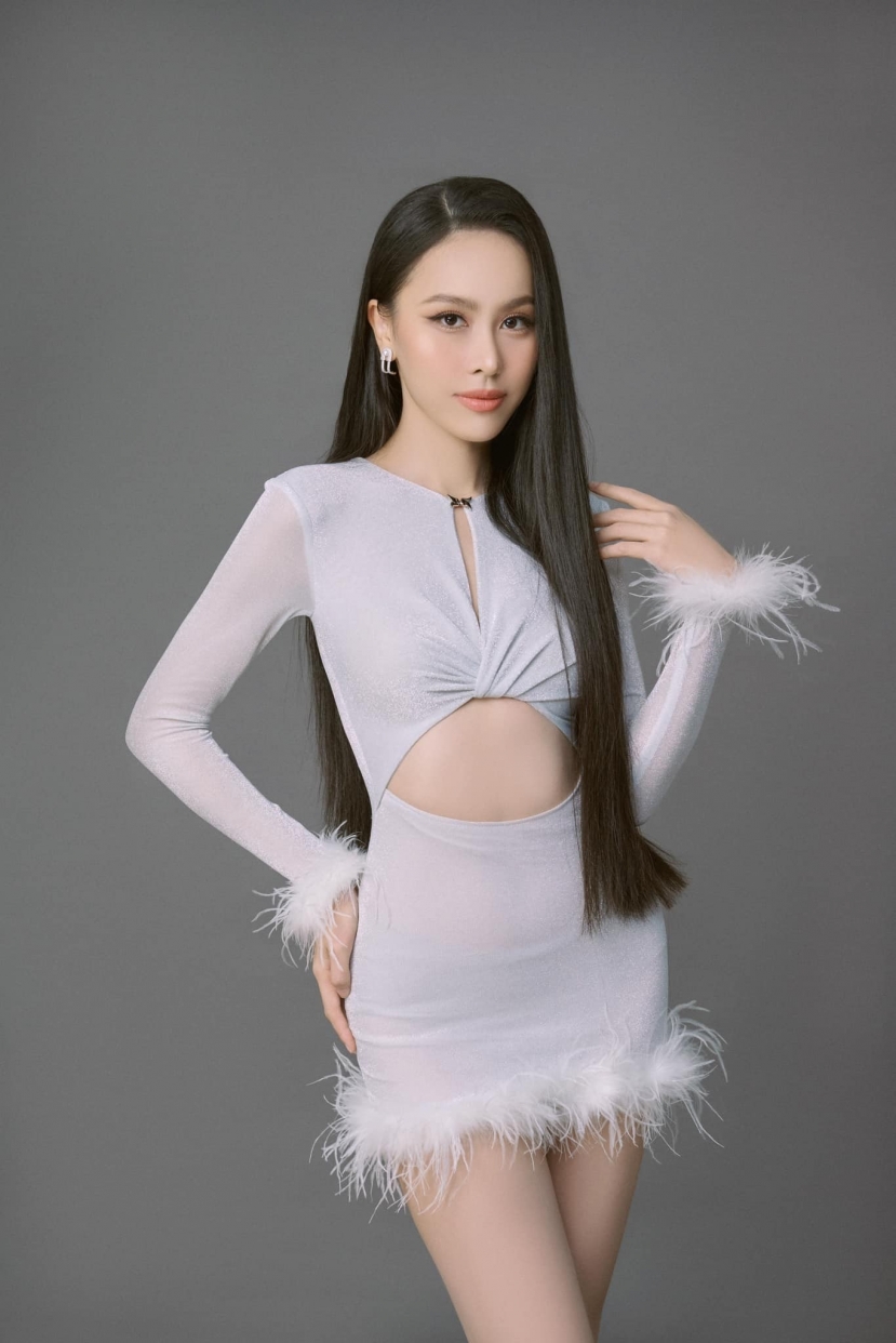 Mỗi khi xuất hiện trước công chúng, cô mang đến những tạo hình ấn tượng Mỗi khi xuất hiện trước công chúng, cô mang đến những tạo hình ấn tượng