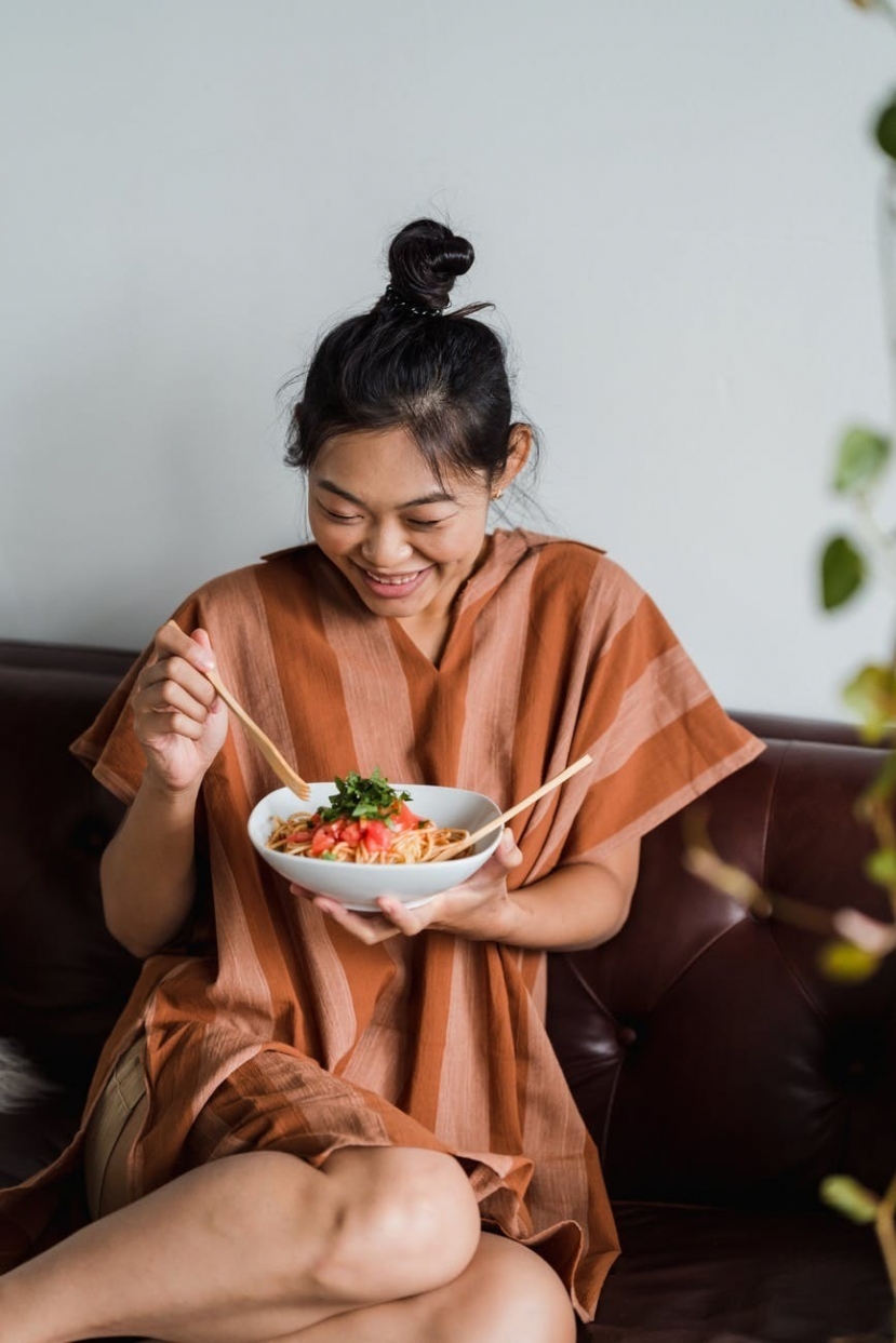 Duy trì chế độ ăn uống cân đối và đủ nước để cung cấp năng lượng và duy trì cơ thể ấm. Ảnh: Internet Duy trì chế độ ăn uống cân đối và đủ nước để cung cấp năng lượng và duy trì cơ thể ấm. Ảnh: Internet