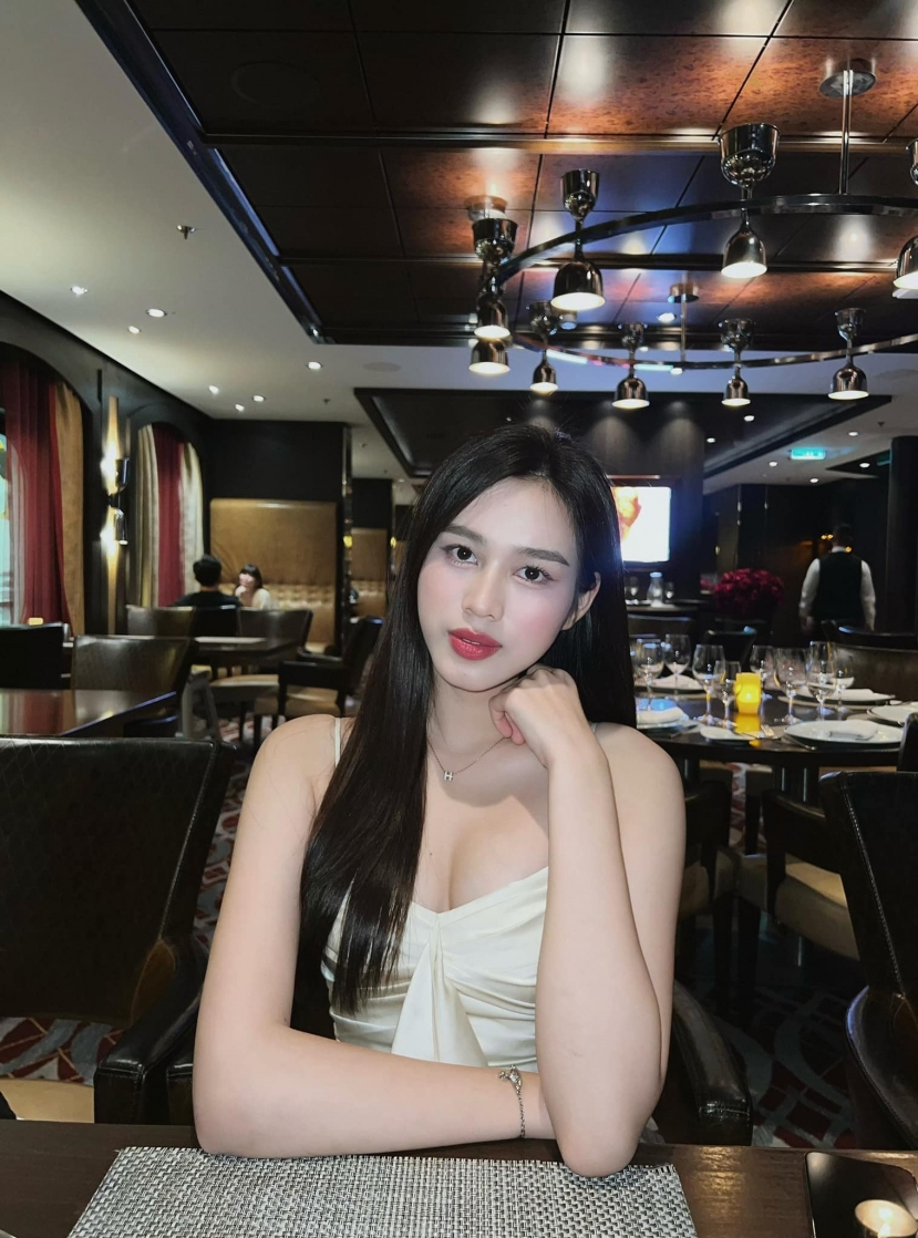 Đỗ Thị Hà nhẹ nhàng nhưng đầy quyến rũ với váy hai dây tôn ngực đầy khi đi ăn cùng hội chị em Đỗ Thị Hà nhẹ nhàng nhưng đầy quyến rũ với váy hai dây tôn ngực đầy khi đi ăn cùng hội chị em