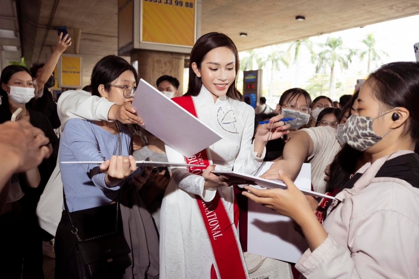 Lương Mỹ Kỳ đáp chuyến bay đến Tân Sơn Nhất sau thời gian tham gia cuộc thi Miss Fabulous International 2023 Lương Mỹ Kỳ đáp chuyến bay đến Tân Sơn Nhất sau thời gian tham gia cuộc thi Miss Fabulous International 2023
