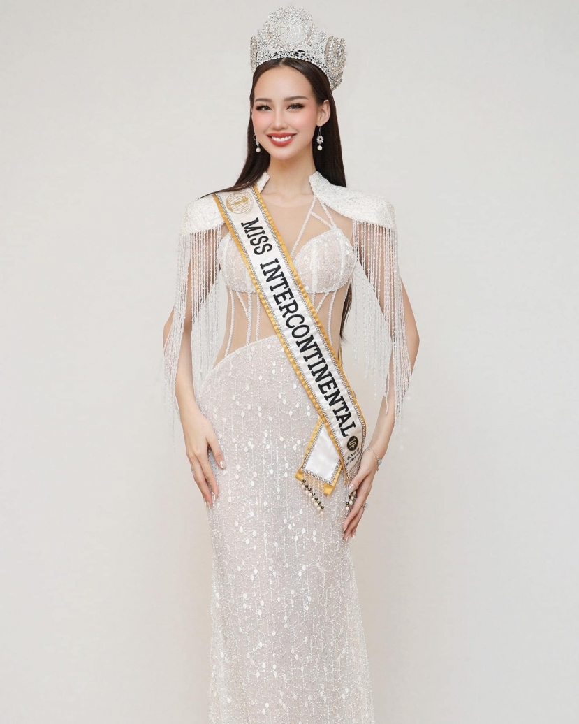 Bảo Ngọc gây dấu ấn với hành trình thời trang đầy ấn tượng trước khi trao lại vương miện Bảo Ngọc gây dấu ấn với hành trình thời trang đầy ấn tượng trước khi trao lại vương miện