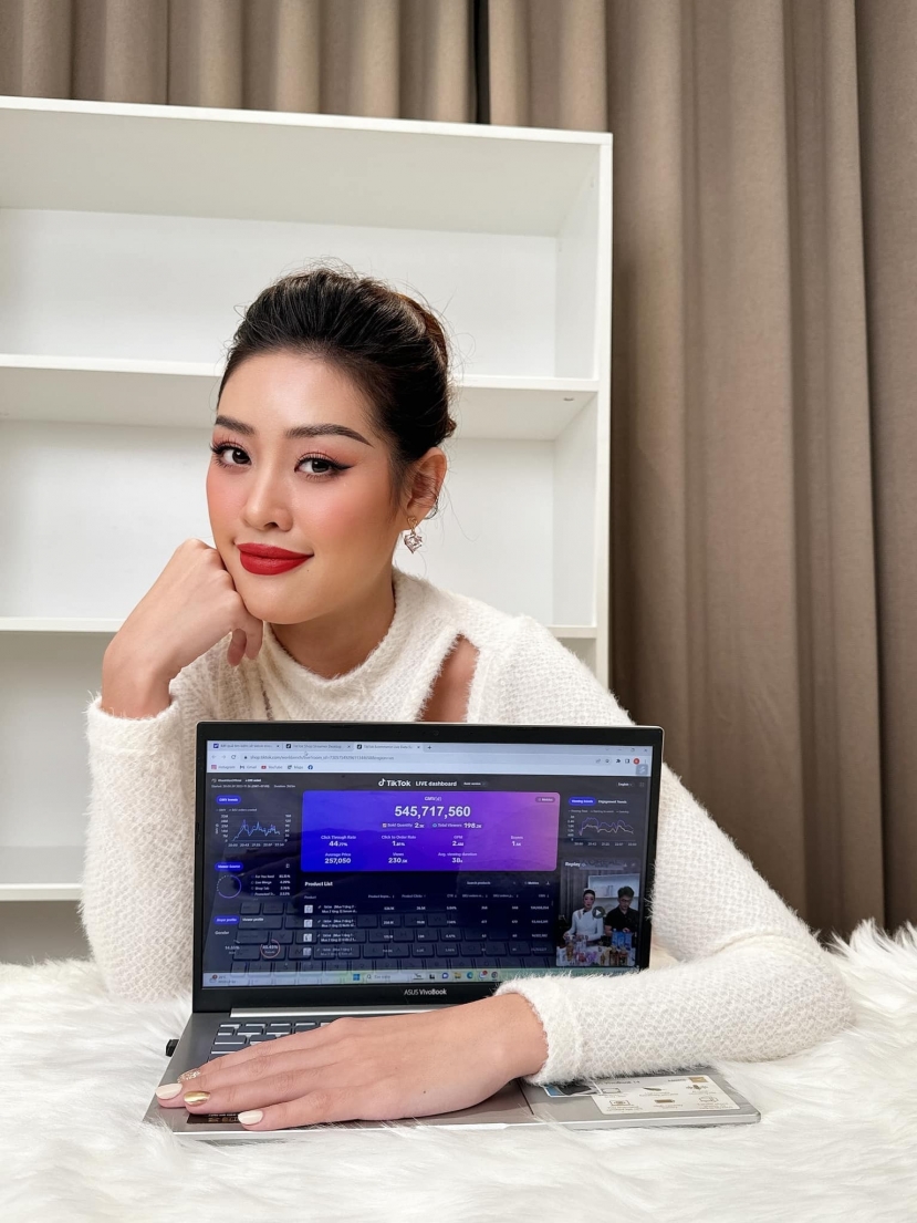 Khánh Vân thường xuyên 'flex' doanh thu khủng của mình, khán giả ưu ái gọi 'chiến thần bán hàng thế hệ mới' Khánh Vân thường xuyên 'flex' doanh thu khủng của mình, khán giả ưu ái gọi 'chiến thần bán hàng thế hệ mới'