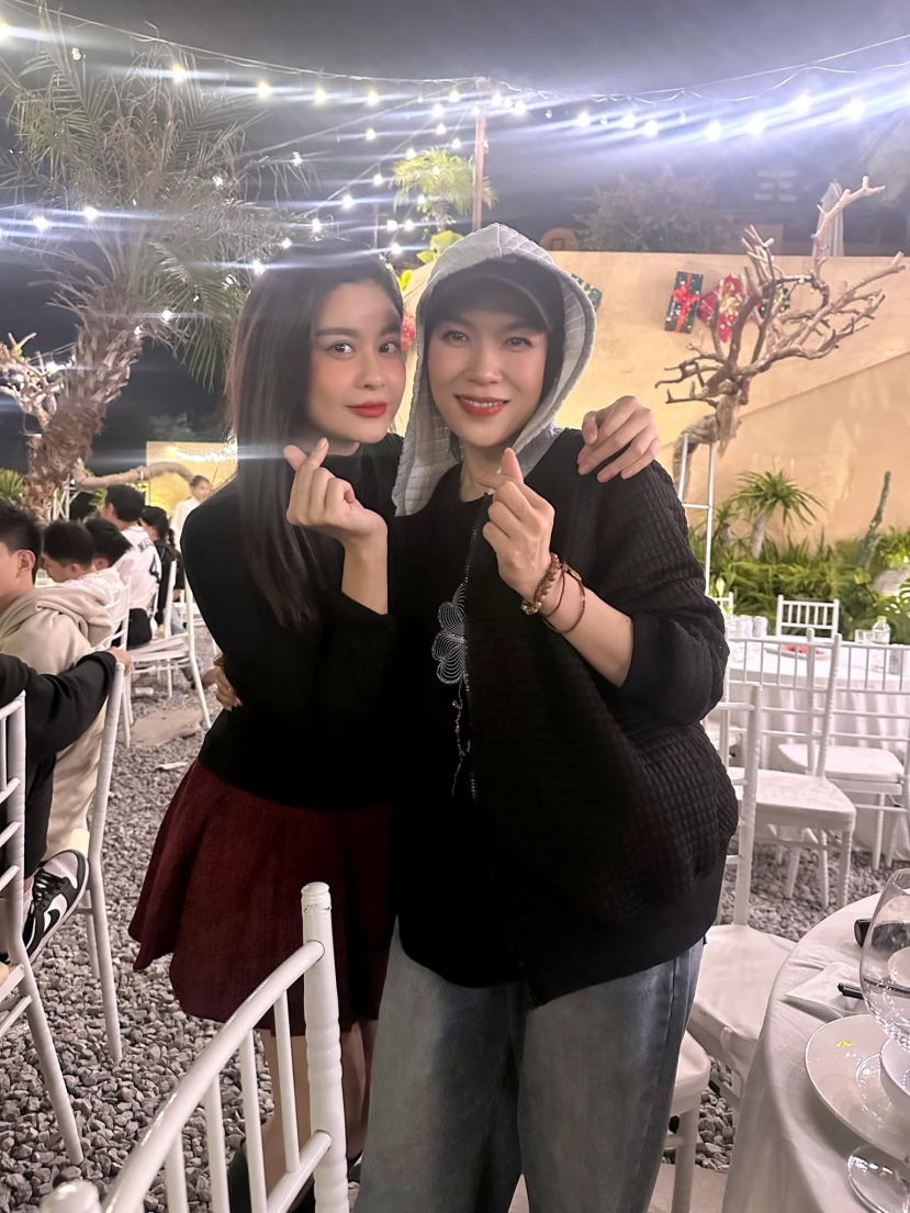 Trương Quỳnh Anh chia sẻ khoảnh chụp cùng Mỹ Tâm, nhan sắc cả hai gây sốt Trương Quỳnh Anh chia sẻ khoảnh chụp cùng Mỹ Tâm, nhan sắc cả hai gây sốt