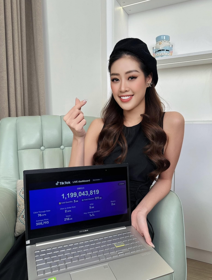 Khánh Vân mang về gần 1,2 tỷ doanh thu chỉ trong 3 tiếng hơn. Đây là hành tích cao nhất mà cô nàng có được ở thời điểm hiện tại Khánh Vân mang về gần 1,2 tỷ doanh thu chỉ trong 3 tiếng hơn. Đây là hành tích cao nhất mà cô nàng có được ở thời điểm hiện tại